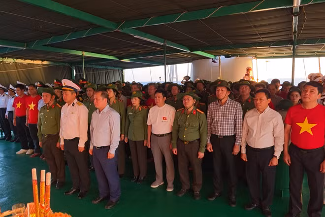 [Video] Xúc động Lễ tưởng niệm các chiến sĩ Gạc Ma giữa trùng khơi