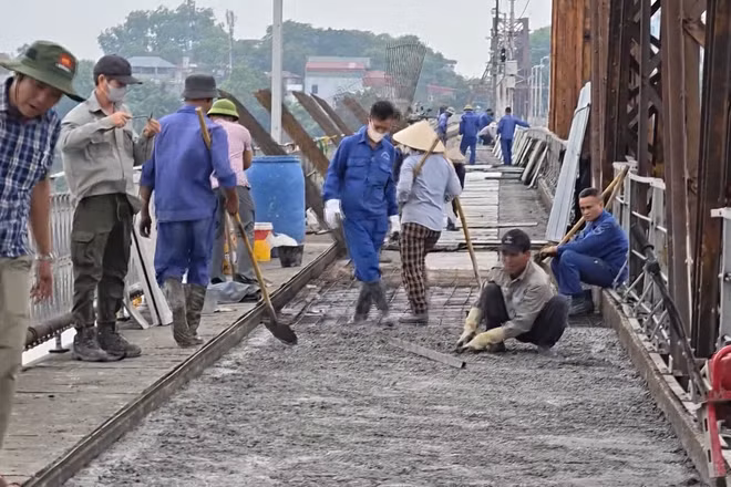 [Video] Hà Nội tăng tốc đại tu mặt cầu Long Biên