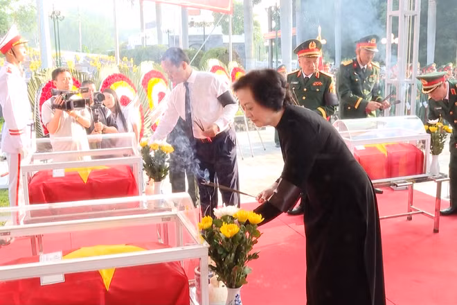 [Video] Đón 9 liệt sĩ quân tình nguyện Việt Nam hy sinh tại Lào trở về đất mẹ