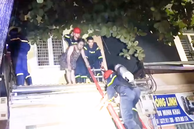 [Video] Kịp thời giải cứu 3 người mắc kẹt trong vụ cháy nhà tại Thanh Hóa