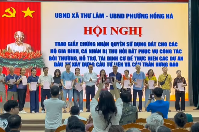 [Video] Người dân Hà Nội giao đất xây cầu nhận “sổ đỏ” tái định cư
