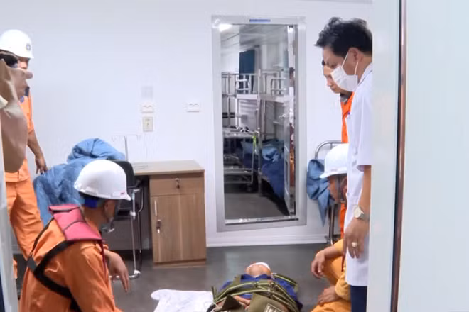 [Video] Cấp cứu kịp thời ngư dân bị tai nạn lao động nguy kịch trên biển