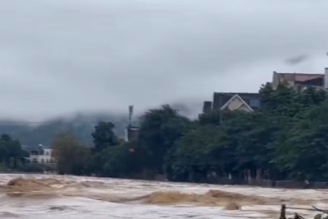 [Video] Thủ tướng yêu cầu chủ động triển khai ứng phó bão số 12 và mưa lũ
