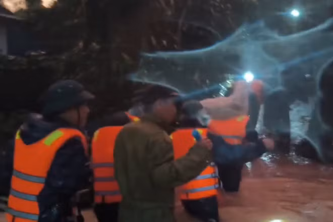 [Video] Lâm Đồng: Mưa lớn khiến nhiều hộ dân, du khách phải sơ tán, hơn 300 ha cây trồng bị thiệt hại