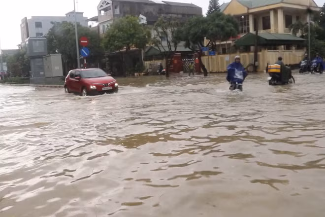 [Video] Mưa lớn diện rộng ở Trung Bộ, TP Huế và Đà Nẵng có nơi mưa trên 600mm