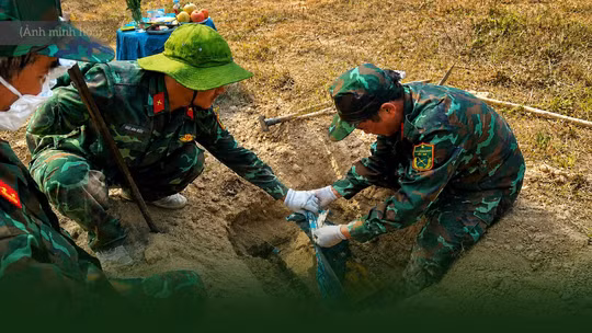 Mắt cay xè khi lưỡi xẻng chạm vào di vật