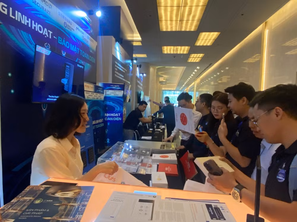 Gian công nghệ bên ngoài Hội nghị Data Center & Cloud Infrastructure Summit (DCCI Summit) 2025 do Viettel IDC tổ chức tại Hà Nội.