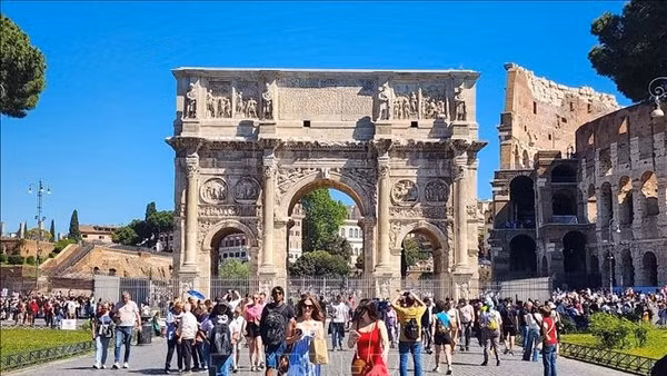Khu vực Khải hoàn môn Constantine cạnh Đấu trường Colosseum. (Nguồn: TTXVN)