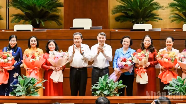 Thủ tướng Chính phủ Lê Minh Hưng và Chủ tịch Quốc hội Trần Thanh Mẫn tặng hoa chúc mừng các nữ đại biểu Quốc hội khóa XVI. (Ảnh: DUY LINH)