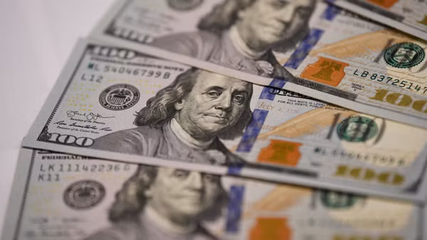 Đồng tiền mệnh giá 100 USD tại Washington D.C., Mỹ. (Ảnh: THX/TTXVN phát)