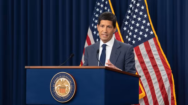Chủ tịch FED, ông Kevin Warsh trong cuộc họp báo công bố quyết định về lãi suất tại Washington DC., ngày 28/10/2026. (Ảnh: THX/TTXVN phát)