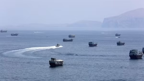 Tàu thuyền trên eo biển Hormuz. (Ảnh: THX/TTXVN phát)