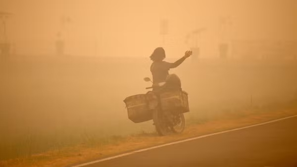 Khói mù từ các đám cháy rừng bao phủ tại khu vực Palangka Raya, Trung Kalimantan, Indonesia. (Ảnh: THX/TTXVN phát)