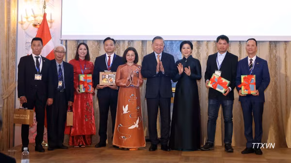 Tổng Bí thư , Chủ tịch nước Tô Lâm và Phu nhân Ngô Phương Ly tặng quà và sách Tiếng Việt cho cộng đồng người Việt Nam. (Ảnh: Thống Nhất/TTXVN)