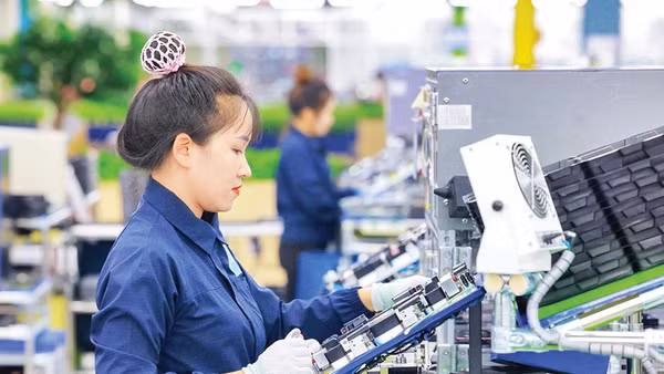 Dây chuyền sản xuất tại Nhà máy Samsung Electronics, Khu công nghiệp Yên Phong, thành phố Bắc Ninh. (Ảnh HOÀNG PHƯƠNG)