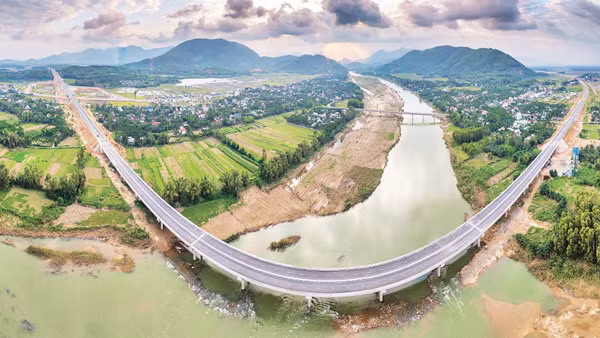 Một đoạn tuyến thuộc dự án đường cao tốc bắc-nam vừa hoàn thành, đưa vào khai thác.