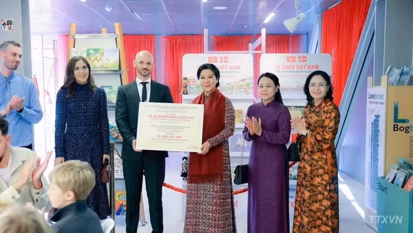 Bà Ngô Phương Ly, Phu nhân Tổng Bí thư, Chủ tịch nước trao tượng trưng “Tủ sách Việt Nam” tặng thư viện BIBLIOTEKET Rentemestervej. (Ảnh: TTXVN)
