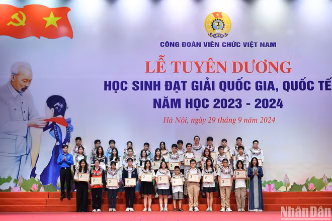 Ngày 29/9, tại Hà Nội, Công đoàn Viên chức Việt Nam tổ chức Lễ tuyên dương học sinh đạt giải quốc gia, quốc tế năm học 2023-2024.