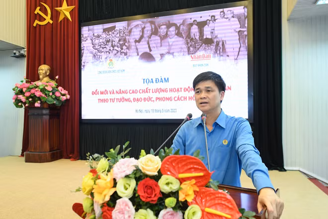 Đồng chí Ngọ Duy Hiểu, Phó Chủ tịch Tổng Liên đoàn Lao động Việt Nam, Chủ tịch Công đoàn Viên chức Việt Nam phát biểu khai mạc buổi tọa đàm.