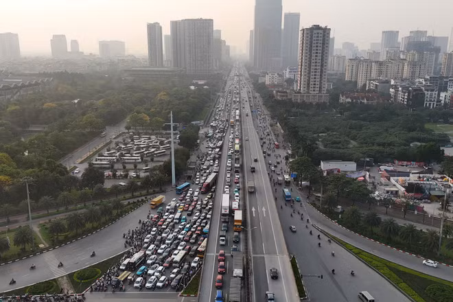 [Ảnh] Cửa ngõ Hà Nội đông nghẹt dòng người rời Thủ đô về quê nghỉ lễ