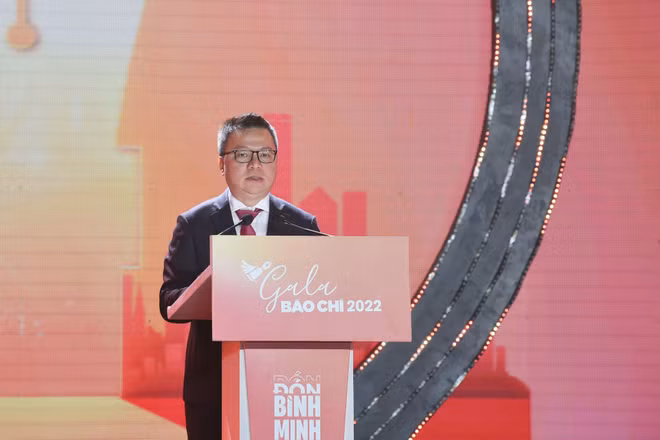 Đồng chí Lê Quốc Minh, Ủy viên Trung ương Đảng, Tổng Biên tập Báo Nhân Dân, Phó Trưởng Ban Tuyên giáo Trung ương, Chủ tịch Hội Nhà báo Việt Nam phát biểu tại lễ trao giải.