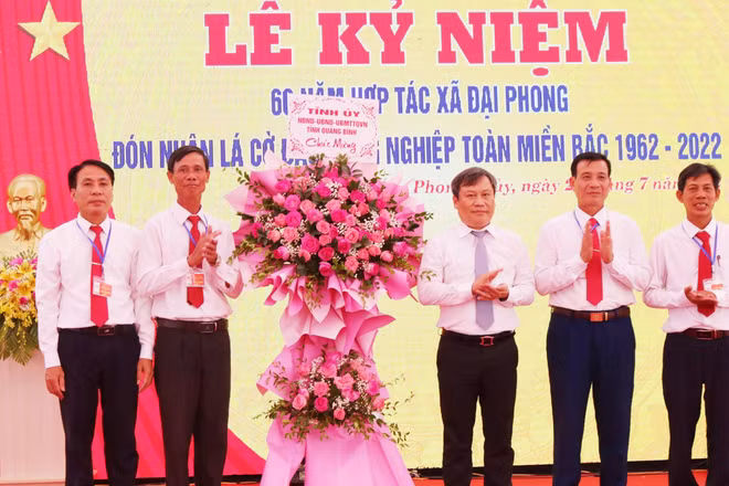 Bí thư Tỉnh ủy Quảng Bình Vũ Đại Thắng tặng hoa chúc mừng Hợp tác xã Đại Phong.