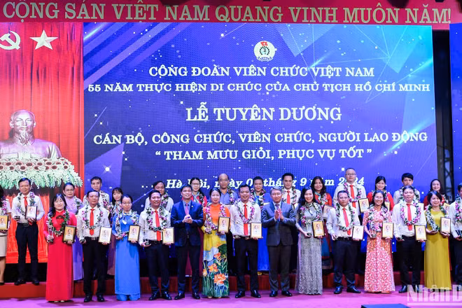 Các đồng chí Nguyễn Hải Ninh, Ủy viên Trung ương Đảng, Bộ trưởng Tư pháp và Ngọ Duy Hiểu, Phó Bí thư Đảng đoàn, Phó Chủ tịch Tổng Liên đoàn Lao động Việt Nam, Chủ tịch Công đoàn Viên chức Việt Nam chụp ảnh cùng các đại biểu xuất sắc trong phong trào thi đua "Tham mưu giỏi, phục vụ tốt".