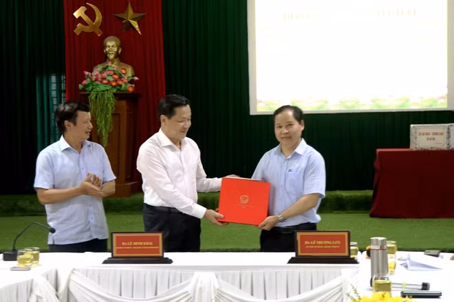 Phó Thủ tướng Lê Minh Khái tặng quà Trung tâm Điều dưỡng chăm sóc người có công tỉnh Thừa Thiên Huế.