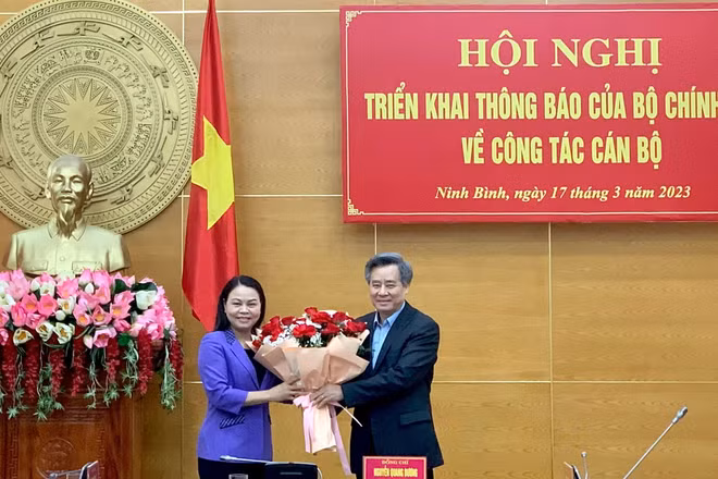 Đồng chí Nguyễn Quang Dương, Phó Trưởng Ban Tổ chức Trung ương tặng hoa chúc mừng đồng chí Nguyễn Thị Thu Hà. (Ảnh: YẾN TRINH)