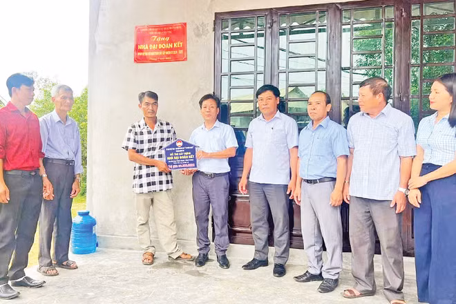 Ủy ban Mặt trận Tổ quốc Việt Nam thị xã Quảng Trị khánh thành và bàn giao nhà Đại đoàn kết cho người dân trên địa bàn.