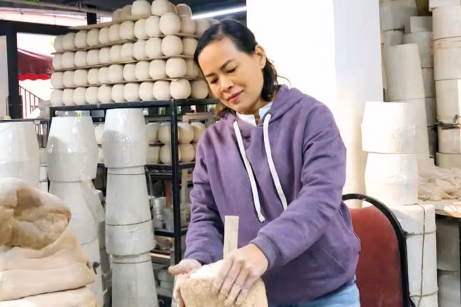 Họa sĩ Nguyễn Thị Thu Trang miệt mài bên các tác phẩm.
