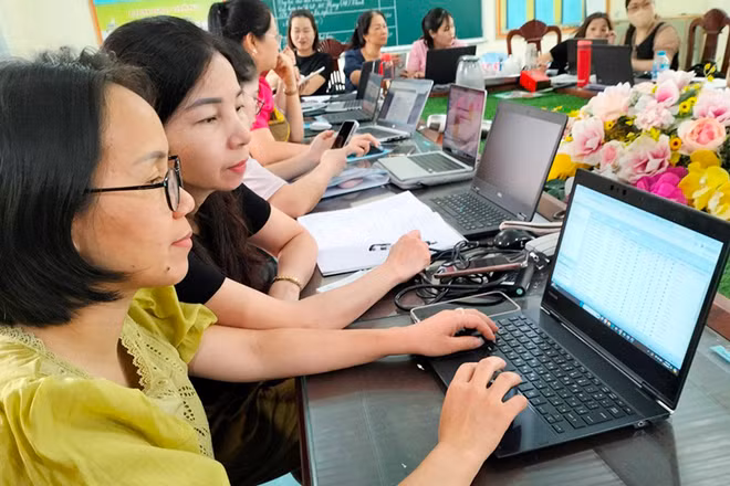 Tập huấn sử dụng học bạ số cho cán bộ, giáo viên Trường tiểu học Yên Mỹ, huyện Thanh Trì, thành phố Hà Nội. (Ảnh MINH PHƯỢNG)