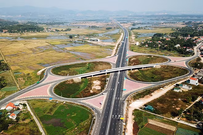 Hạ tầng giao thông của Quảng Ninh được đầu tư đồng bộ, hiện đại, góp phần thu hút nhà đầu tư trong và ngoài nước tìm đến.