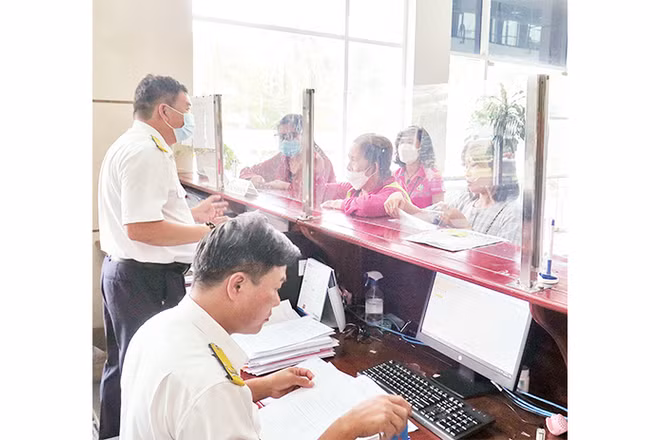 Doanh nghiệp làm thủ tục kê khai thuế tại Cục Thuế Thành phố Hồ Chí Minh.