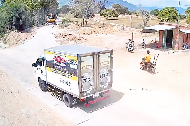 Hình ảnh chiếc ô-tô vận chuyển gỗ trái phép được theo dõi qua camera giám sát, sau đó bị lực lượng công an bắt giữ.