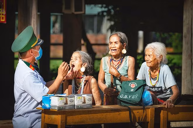 Cán bộ, chiến sĩ quân y thăm, khám bệnh cho đồng bào Tây Nguyên.