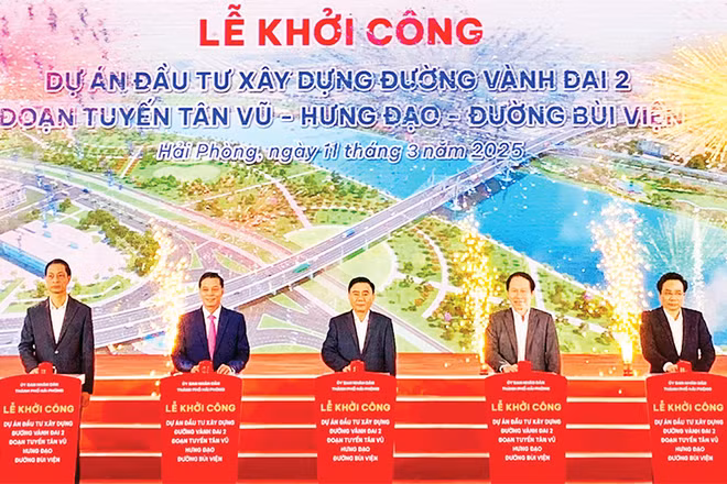 Các đại biểu nhấn nút khởi công đường vành đai 2 (đoạn tuyến Tân Vũ-Hưng Đạo-đường Bùi Viện).