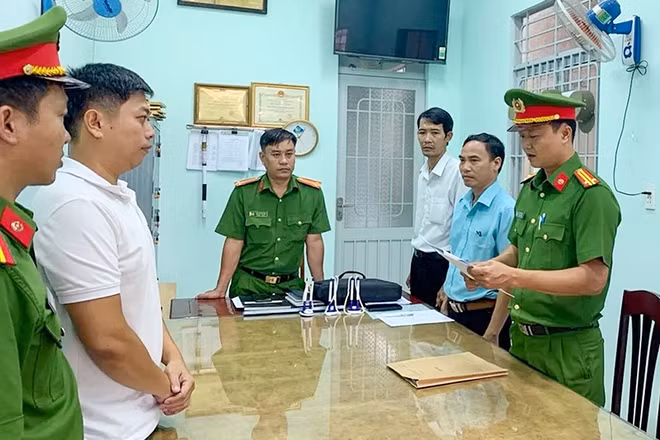 Lực lượng chức năng tỉnh Bình Phước tống đạt các quyết định khởi tố bị can, bắt tạm giam các đối tượng thành lập công ty bán khống hóa đơn. (Ảnh HOÀNG PHI)