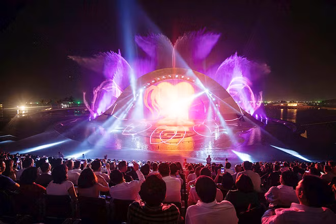 Show diễn "Nụ hôn của biển cả" tại thị trấn Hoàng Hôn (Phú Quốc, Kiên Giang) là một trong những sản phẩm du lịch hấp dẫn du khách. (Ảnh HOÀNG TRUNG) 