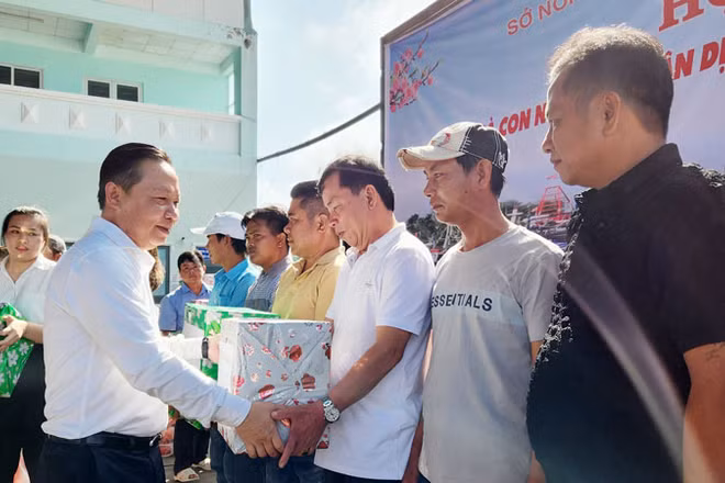 Lãnh đạo Sở Nông nghiệp và Phát triển nông thôn tỉnh Kiên Giang tặng quà cho ngư dân nhân dịp xuất hành vươn khơi bám biển đầu Xuân 2024. 