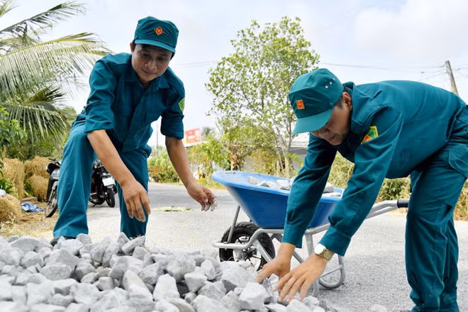 Lực lượng dân quân tham gia các phần việc trong dịp Tết quân-dân năm 2024. 