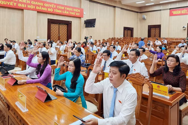 Các đại biểu biểu quyết thông qua 14 Nghị quyết của Hội đồng nhân dân tỉnh Kiên Giang tại Kỳ họp thứ 18, sáng ngày 10/11/2023. 