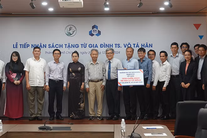 Các đại biểu chụp ảnh lưu niệm tại lễ tiếp nhận sách.