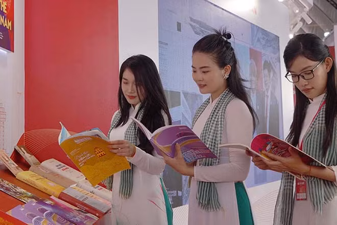 Độc giả tham quan tại gian hàng trưng bày của Báo Nhân Dân tại hội Báo toàn quốc năm 2024 diễn ra tại Thành phố Hồ Chí Minh. (Ảnh: THẾ ANH)