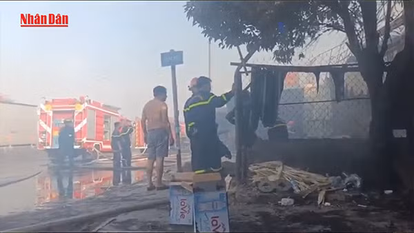 [Video] Nhiều căn nhà bốc cháy tại phường Hiệp Bình Phước, thành phố Thủ Đức