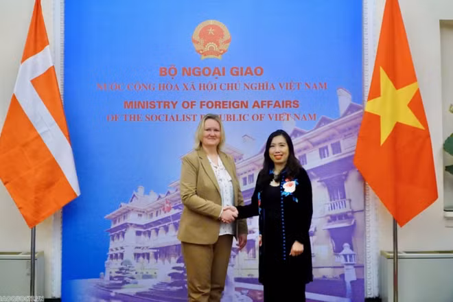 Thứ trưởng Ngoại giao Lê Thị Thu Hằng và Quốc Vụ khanh Ngoại giao Đan Mạch Lina Gandlose Hansen đồng chủ trì Tham vấn chính trị lần thứ 2 giữa Bộ Ngoại giao Việt Nam và Bộ Ngoại giao Đan Mạch. Nguồn: TTXVN 