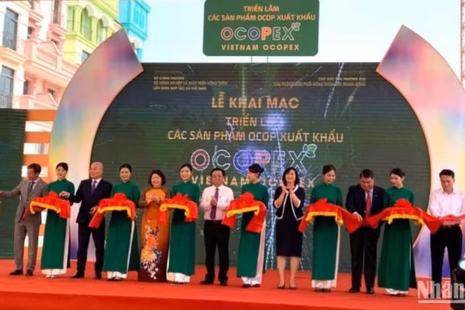 Cắt băng khai mạc Triển lãm các sản phẩm OCOP xuất khẩu (VIETNAM OCOPEX).