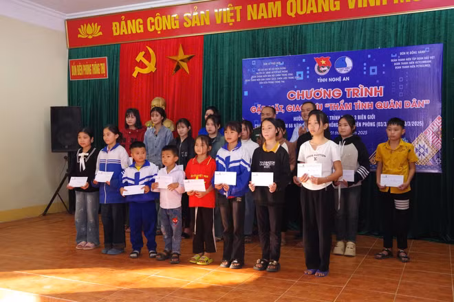 Ban tổ chức đã trao tặng 40 suất quà cho các em học sinh có hoàn cảnh khó khăn trị giá 40 triệu đồng.