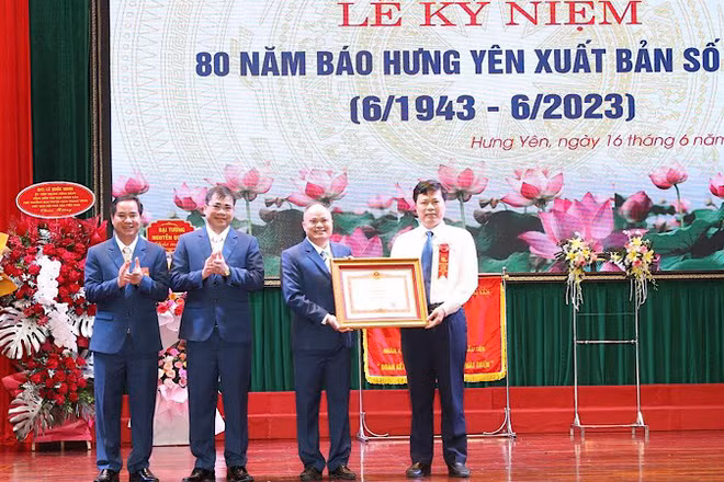 Phó Bí thư Thường trực Tỉnh ủy, Chủ tịch HĐND tỉnh Hưng Yên Trần Quốc Toản trao Bằng khen của Thủ tướng Chính phủ tặng Báo Hưng Yên.