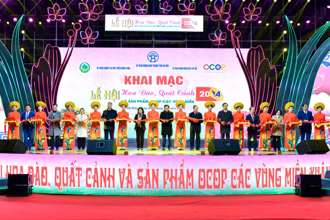 Các đại biểu cắt băng khai mạc Lễ hội hoa đào, quất cảnh và các sản phẩm Chương trình mỗi xã một sản phẩm (OCOP) các vùng miền Xuân Giáp Thìn.